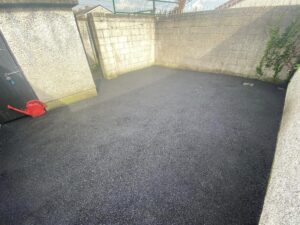 Small back garden done with asphalt