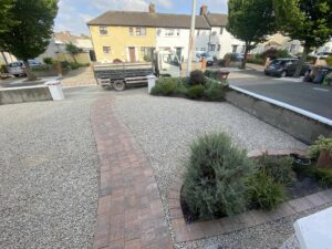 Gravel driveway with cobble footpath10