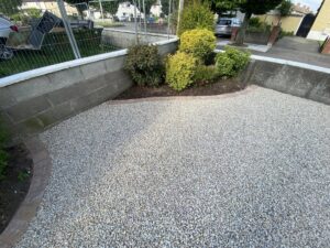 Gravel driveway with cobble footpath12