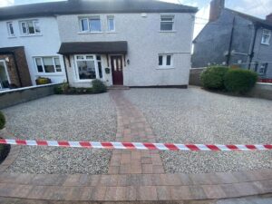 Gravel driveway with cobble footpath3