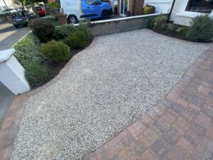 Gravel driveway with cobble footpath6