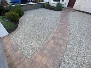 Gravel driveway with cobble footpath7